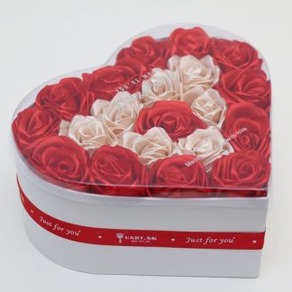 Červený a krémový saténový květinový box se srdcem z růží - "DELUXE"