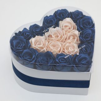 Tmavě modrý a krémový saténový květinový box se srdcem z růží - "PREMIUM"