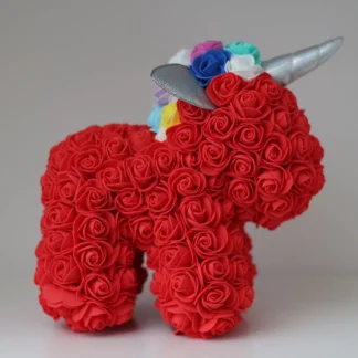 Červený jednorožec z růží - 25 cm