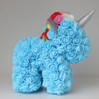 Modrý jednorožec z růží - 25 cm