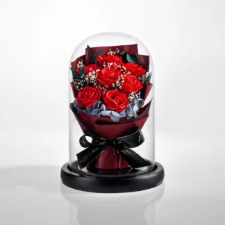 Červená kytice ve skleněné kopuli