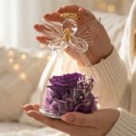 Skleněný andílek s fialovou stabilizovanou růží a hortenzií – pohled zepředu