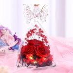 Velký anděl se stabilizovanými růžemi – boční pohled na zlatá křídla a svatozář