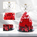 Detail tří stabilizovaných červených růží s gypsophilou uvnitř velkého skleněného anděla