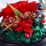 Detail stabilizované červené růže s hortenzií ve skleněné kouli