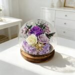 Detail levandulových a bílých růží s hortenzií ve skleněné kouli