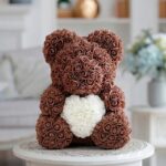 Velký hnědý macek z pěnových růží se srdcem – pohled zepředu