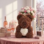 Hnědý medvídek z růží se srdcem – originální dárek pro ženu UARTIK.CZ