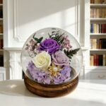 Skleněná koule s levandulovými umělými růžemi – pohled zepředu
