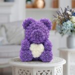 Detail levandulových růžiček z foamiranu na medvídkovi 40cm