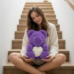 Levandulový medvídek z růží 40cm s bílým srdcem UARTIK.CZ – pastelová barva