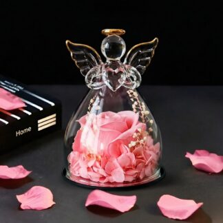 Růžová věčná růže ve skleněném andílkovi se zlatou svatozáří