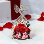 Čtveřitá stabilizovaná červená růže ve skleněném andělovi s červeným křišťálovým srdcem