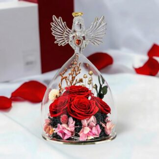 Čtveřitá stabilizovaná červená růže ve skleněném andělovi s červeným křišťálovým srdcem
