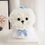 Bílý pejsek z růží s modrou mašlí – 25 cm — celkový pohled — originální dárek bez nutné péče