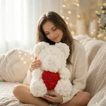 Medvídek z růží bílý s červeným srdcem  – 40cm — detail jemných pěnových růžiček a srdíčka medvídka