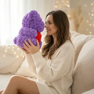 Medvídek z růží fialový s červeným srdcem – 40cm