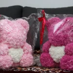 Medvídek z růží jemne růžový s bílým srdcem  – 40cm — celkový pohled — dárek k narozeninám, Valentýnu nebo výročí