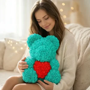 Medvídek z růží tyrkysový s červeným srdcem – 40cm